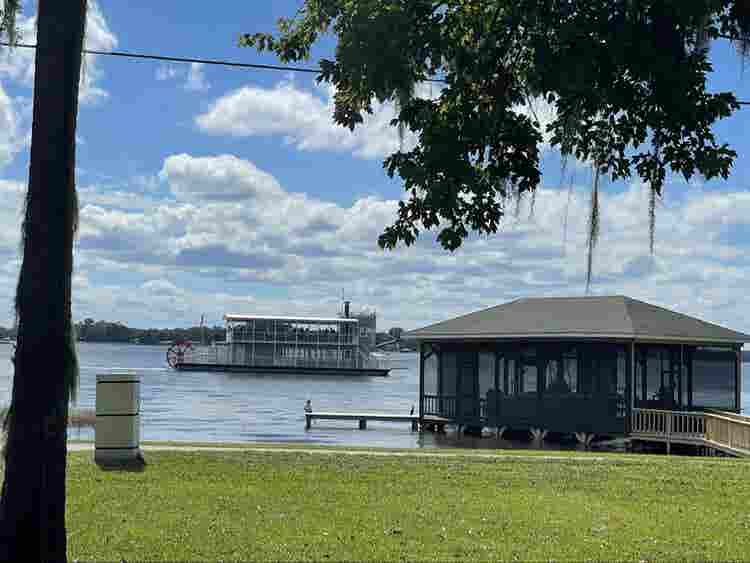 Lakefront Living!