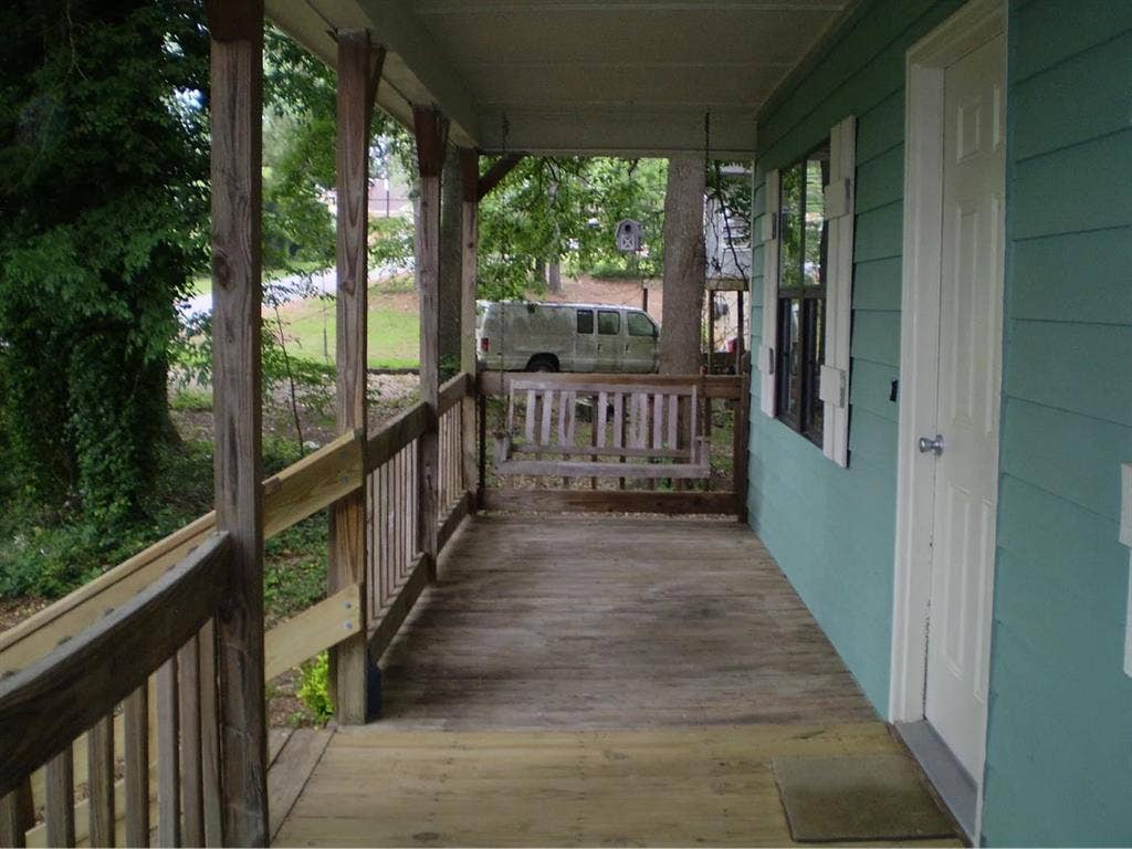 Cute Lakehouse room in Stockbridge!