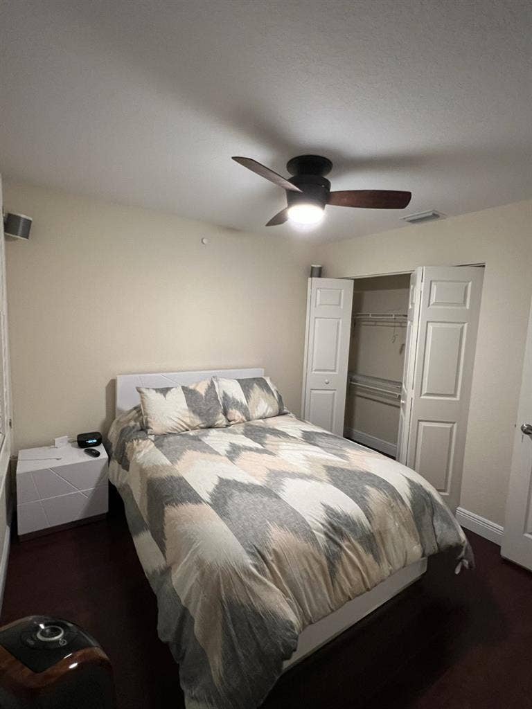 Room for rent in cozy modern house