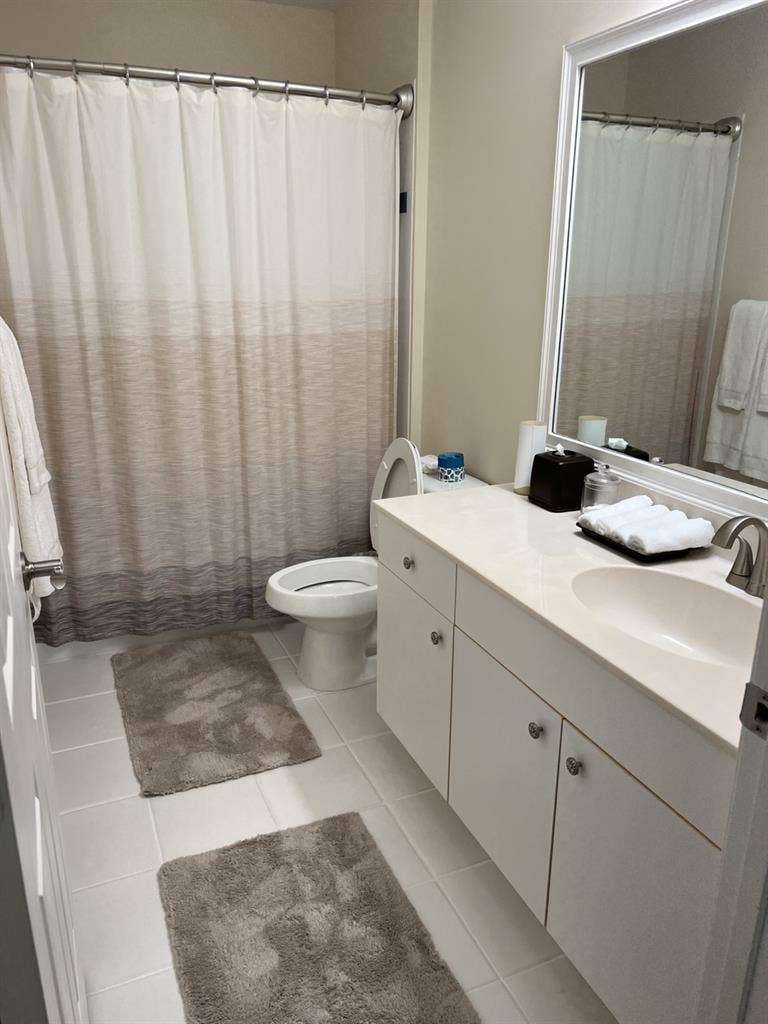 Room for rent in cozy modern house