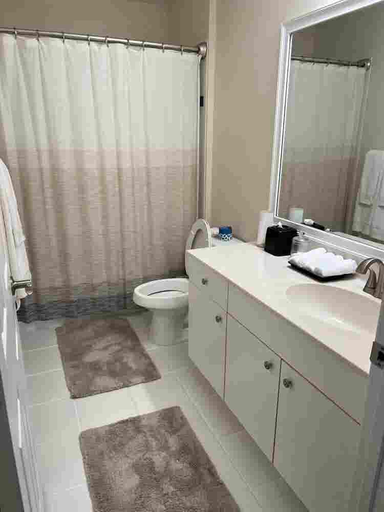 Room for rent in cozy modern house
