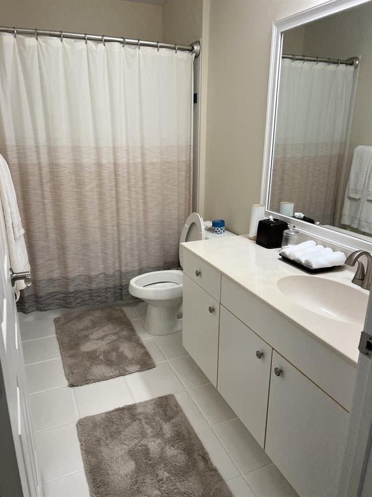 Room for rent in cozy modern house