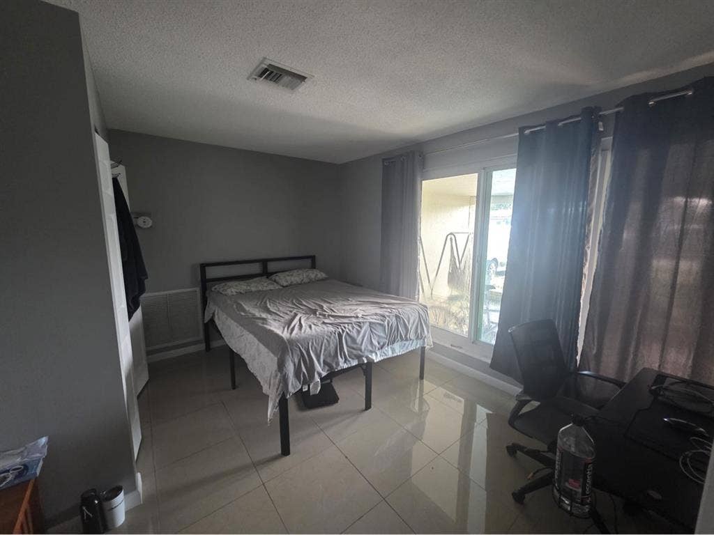 Looking for roommate Dania Beach