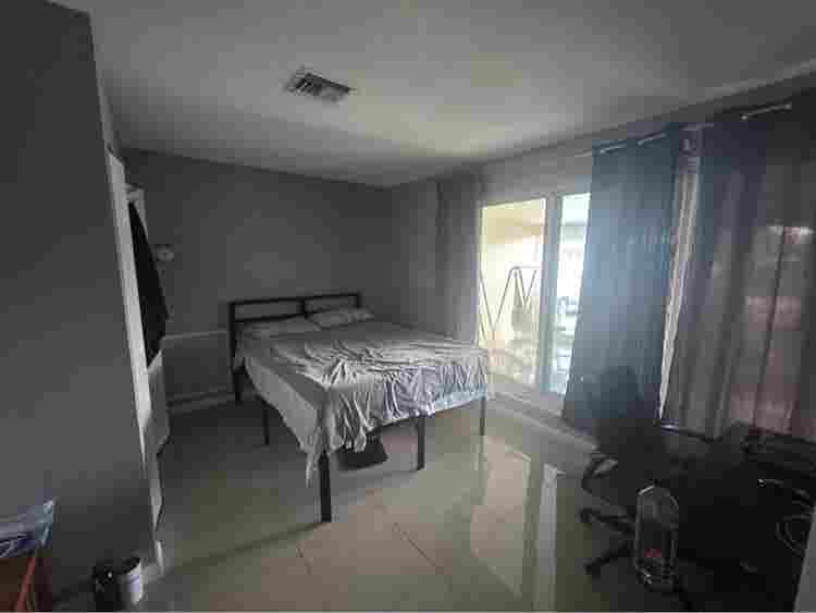 Looking for roommate Dania Beach