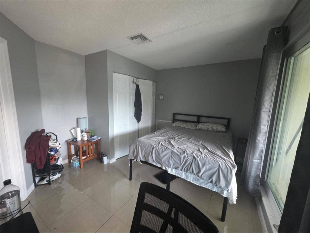 Looking for roommate Dania Beach