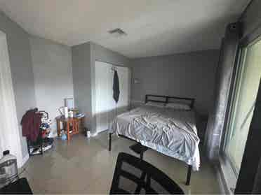 Looking for roommate Dania Beach