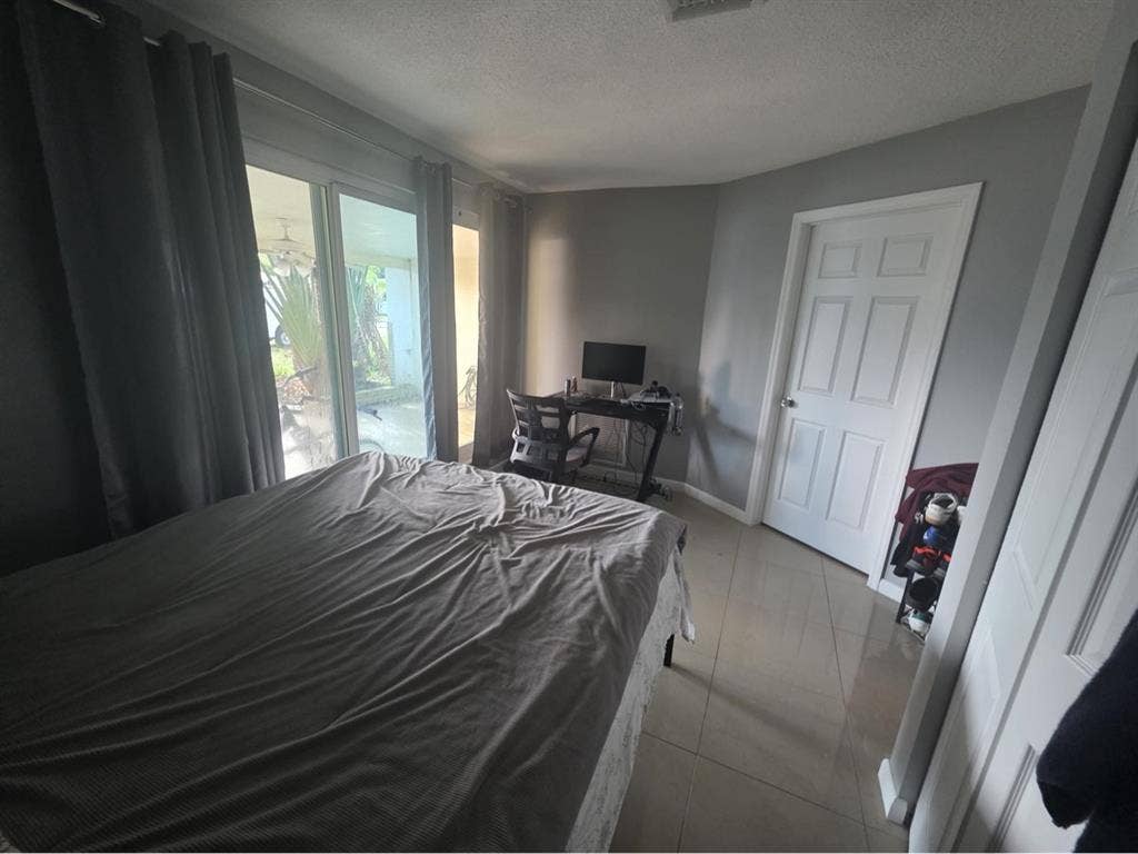 Looking for roommate Dania Beach