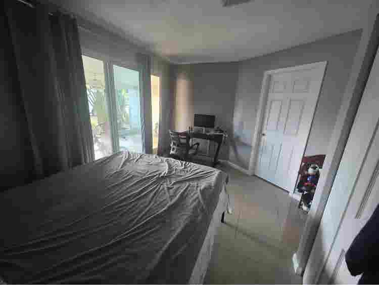 Looking for roommate Dania Beach