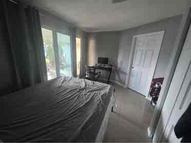 Looking for roommate Dania Beach