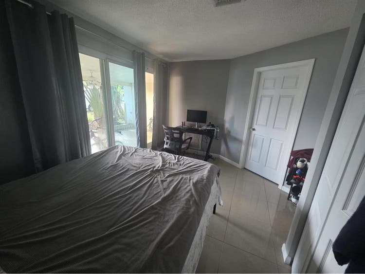 Looking for roommate Dania Beach