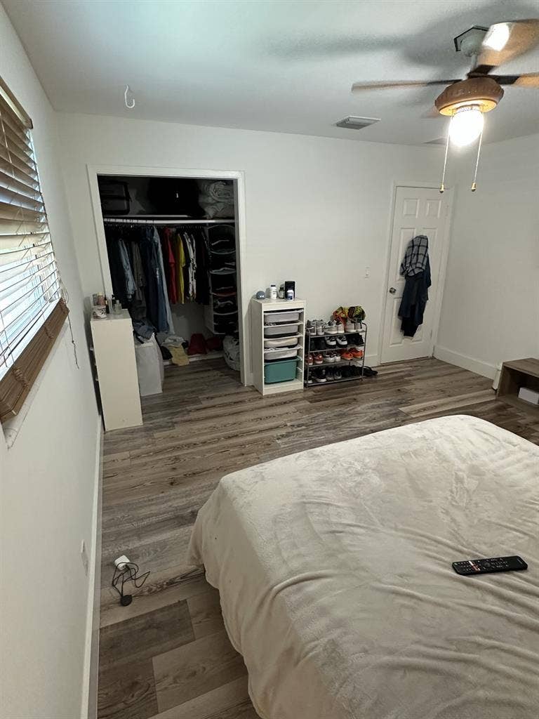 Looking for roommate Dania Beach