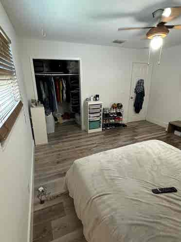 Looking for roommate Dania Beach