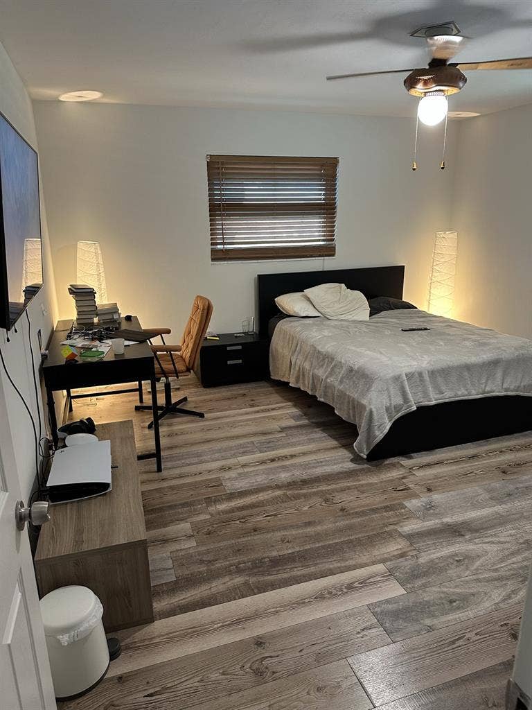 Looking for roommate Dania Beach