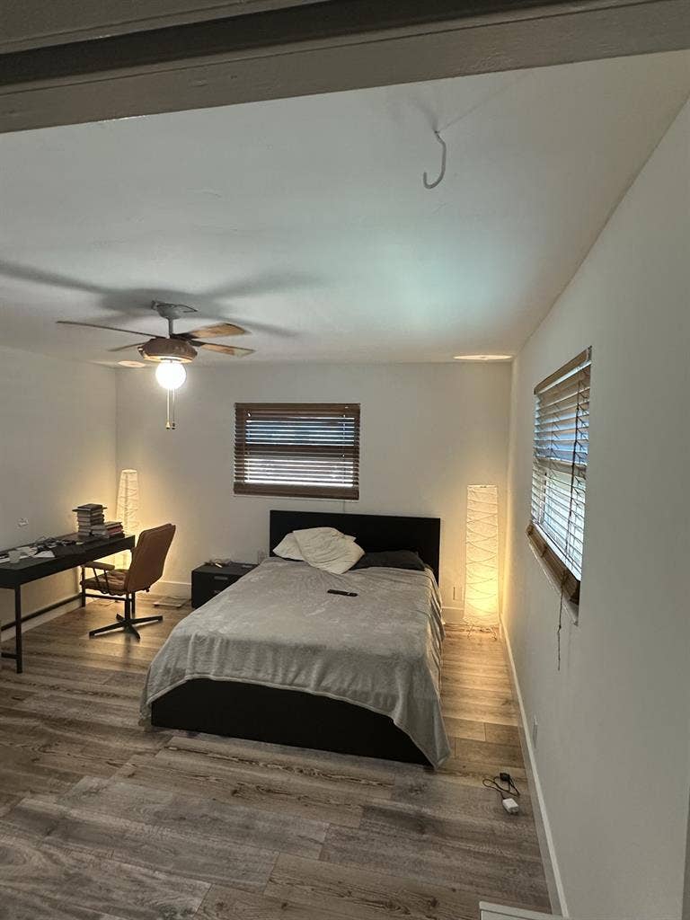 Looking for roommate Dania Beach
