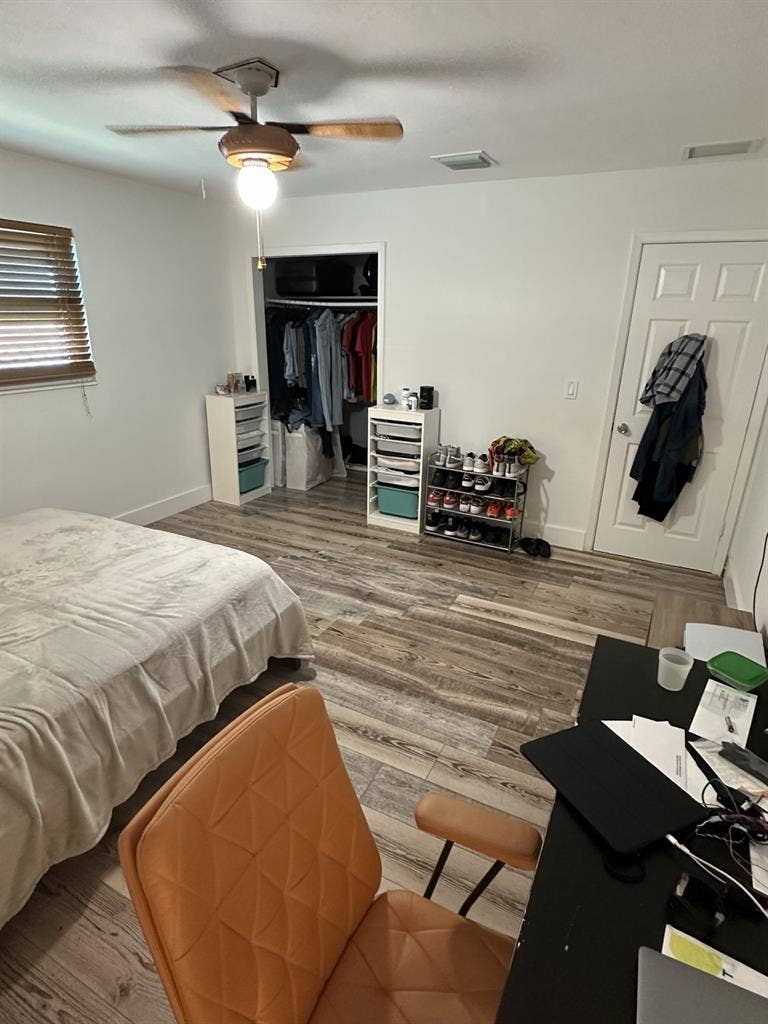 Looking for roommate Dania Beach