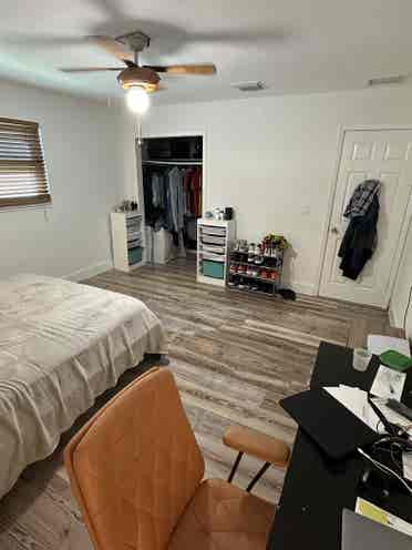 Looking for roommate Dania Beach