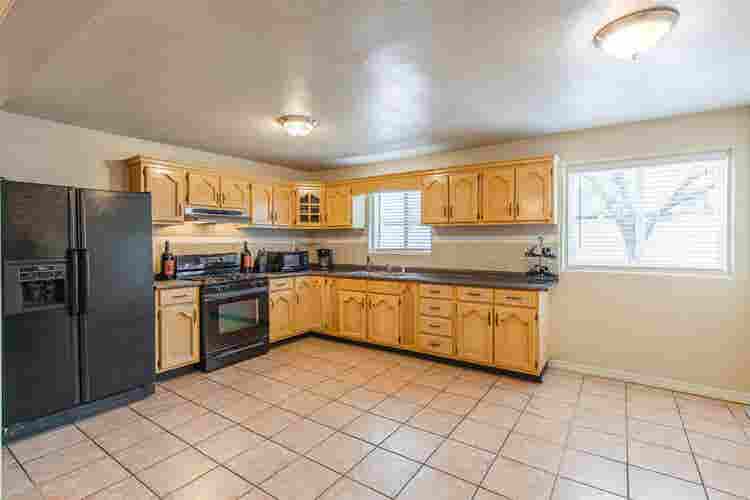 Large bdrm Main/Price Sep 1
