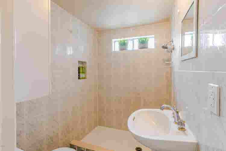 Large bdrm Main/Price Sep 1