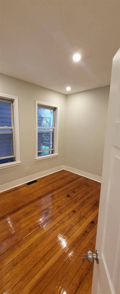 Brand new 2 min walk to T