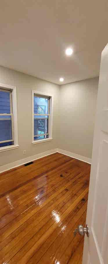 Brand new 2 min walk to T