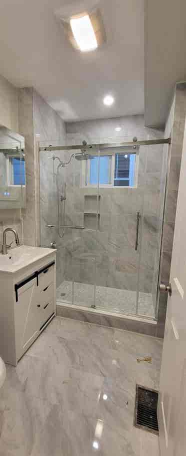 Brand new 2 min walk to T