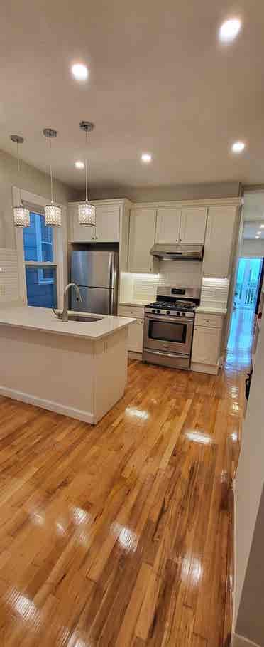 Brand new 2 min walk to T