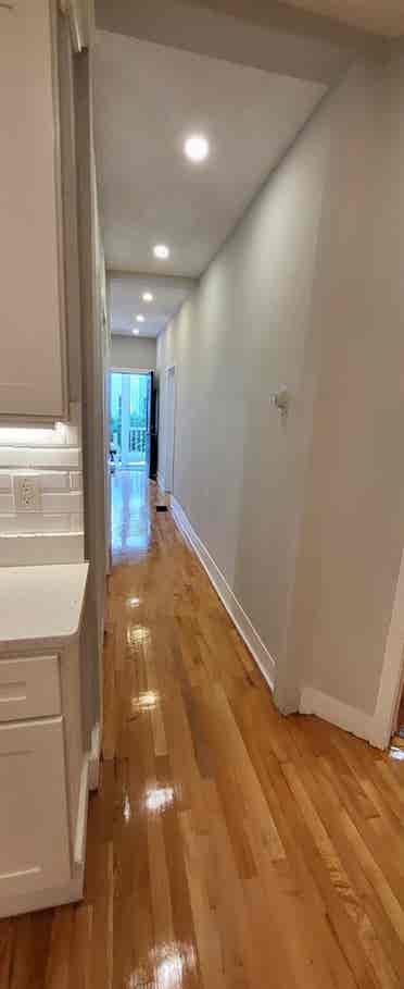 Brand new 2 min walk to T