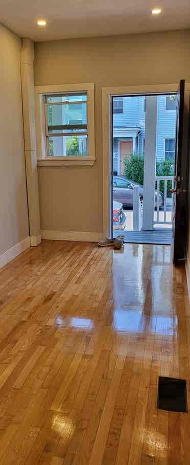 Brand new 2 min walk to T