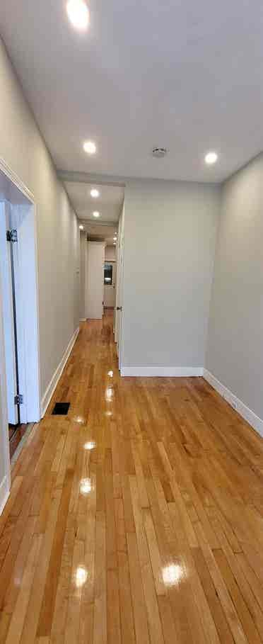 Brand new 2 min walk to T