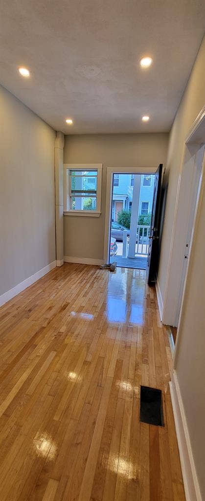 Brand new 2 min walk to T