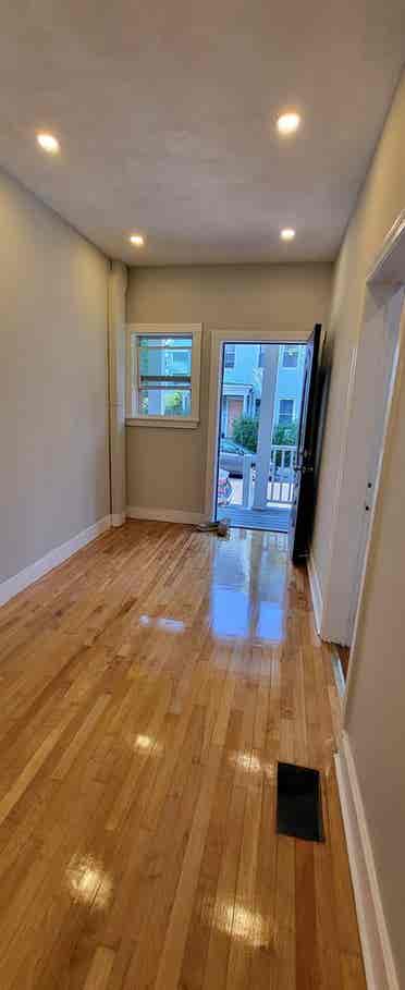 Brand new 2 min walk to T
