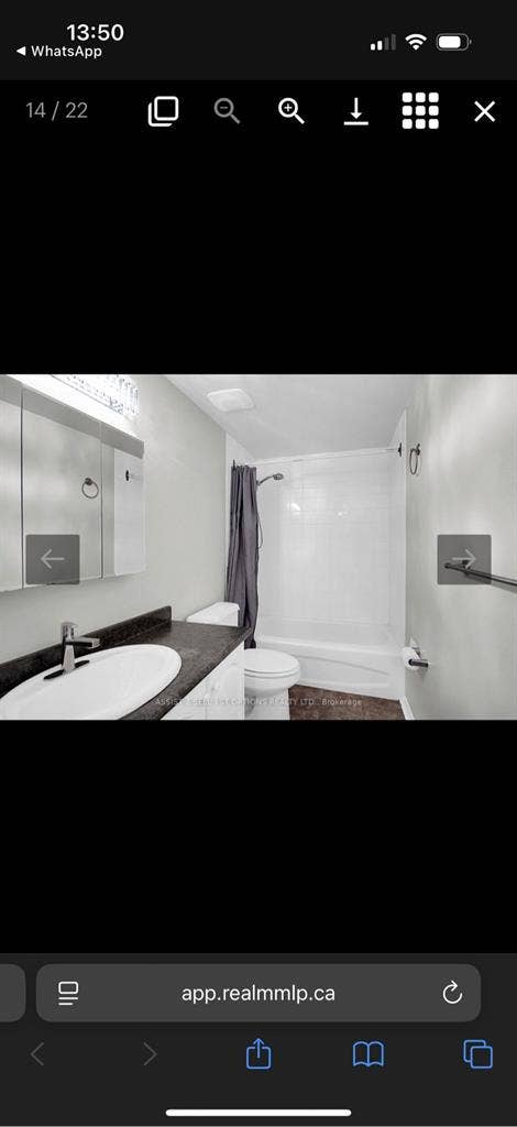 Looking for 2 roommates girls