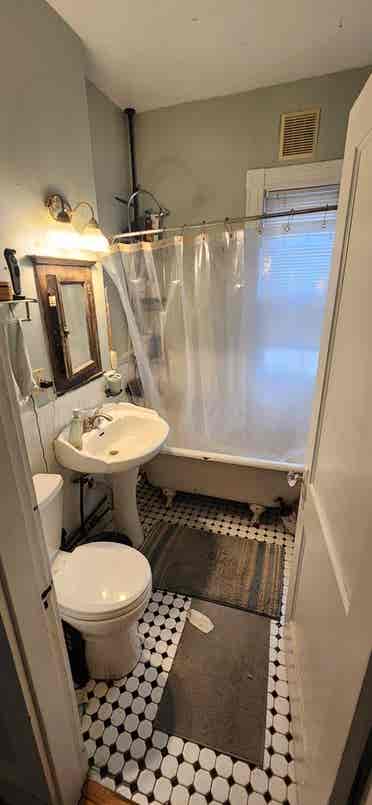 🏡 Room in 3BR on Belknap