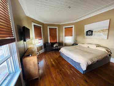 Spacious room in Federal Hill