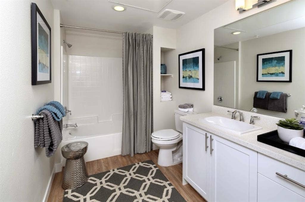 Room with private bathroom in B