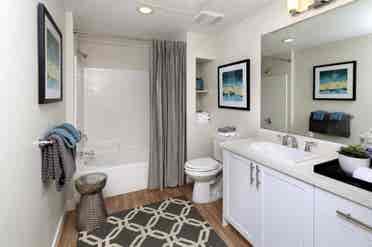 Room with private bathroom in B