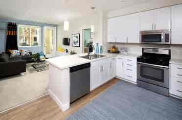 Room with private bathroom in B