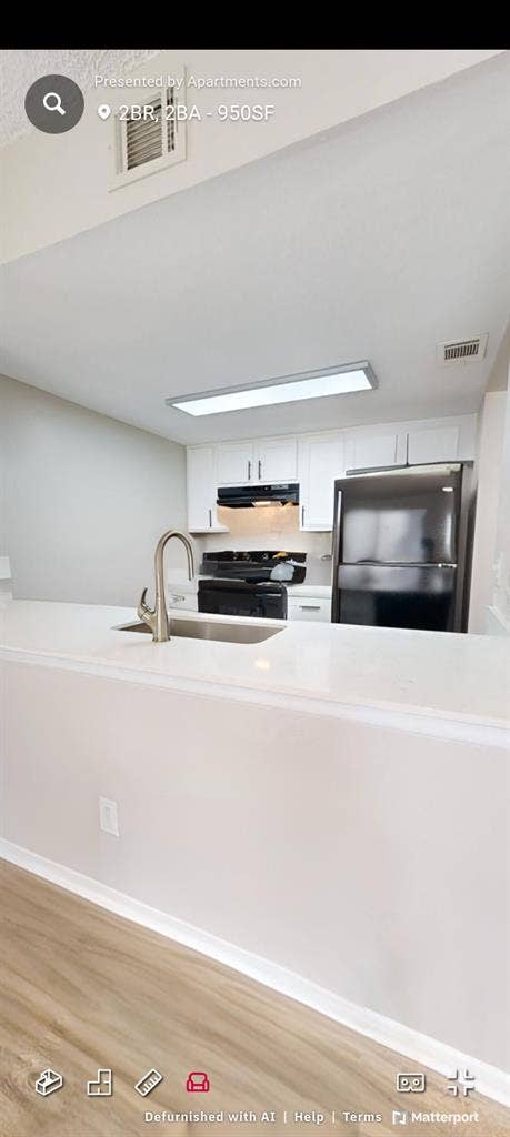 LOOKING FOR ROOMMATE