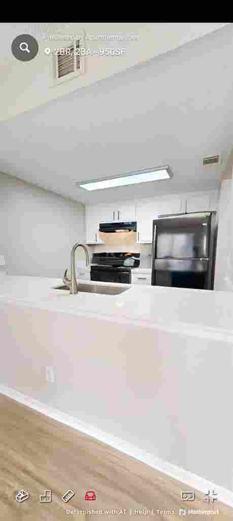 LOOKING FOR ROOMMATE