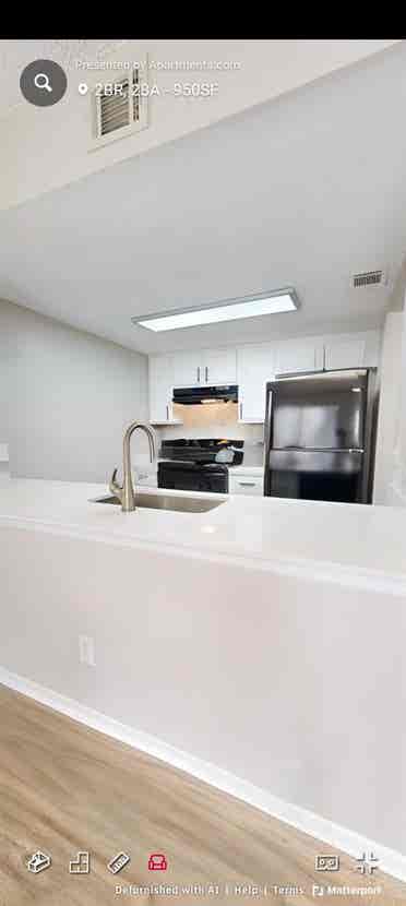 LOOKING FOR ROOMMATE