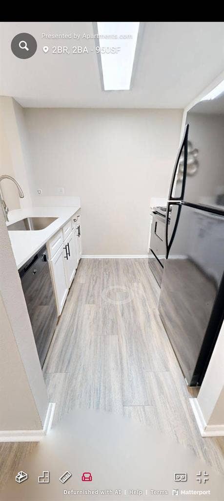 LOOKING FOR ROOMMATE