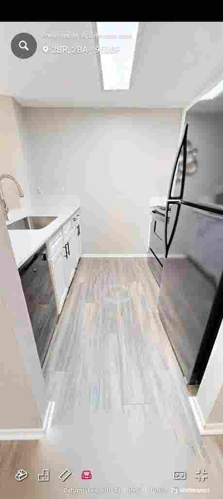 LOOKING FOR ROOMMATE
