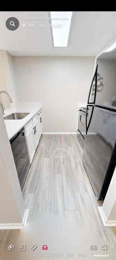 LOOKING FOR ROOMMATE