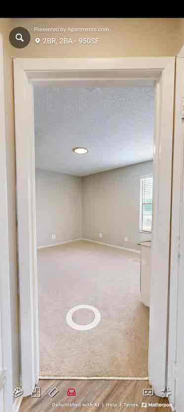 LOOKING FOR ROOMMATE
