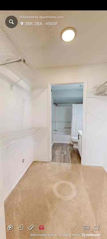 LOOKING FOR ROOMMATE