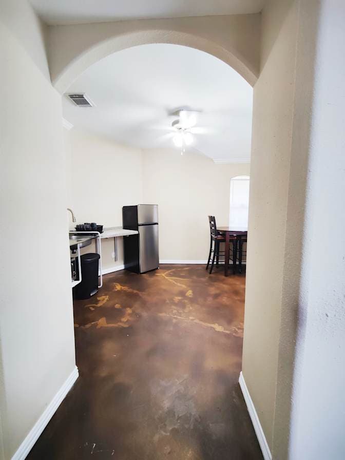 En-suite w/ mini kitchen