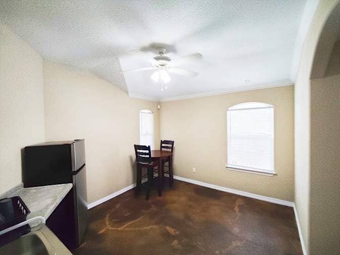 En-suite w/ mini kitchen