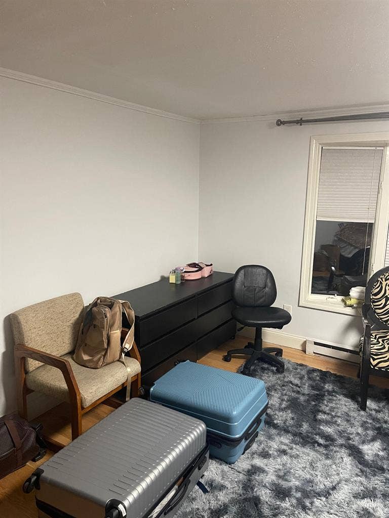 Big room for 2 girl or single mom