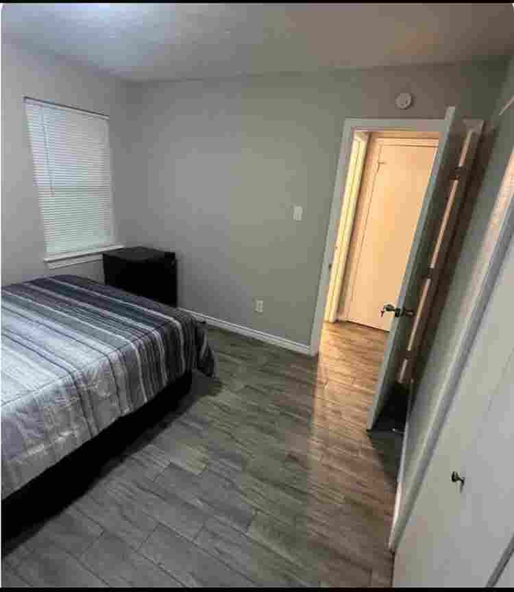 comfy roon NO DEPOSIT 
FREE WIFI
