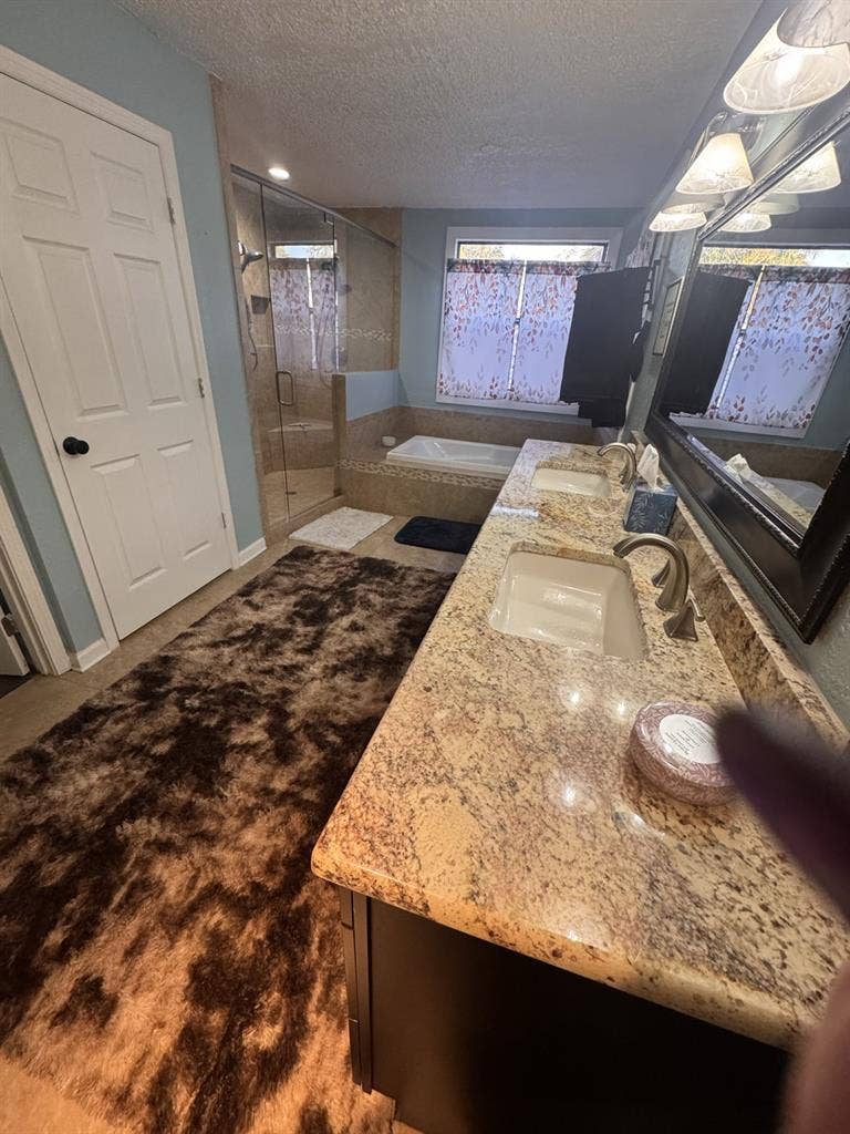 Large Bedroom-awesome private bath!